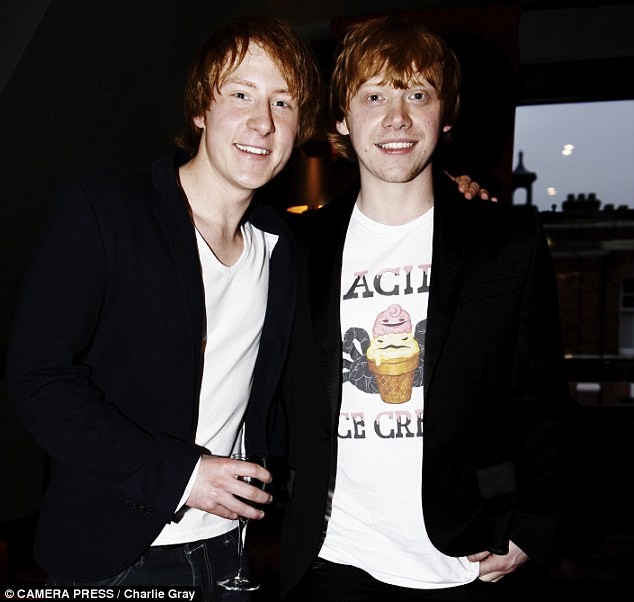 Rupert Grint chụp ảnh rất tươi với người đóng thế, Anthony Knight (trái) trong phim Harry Potter